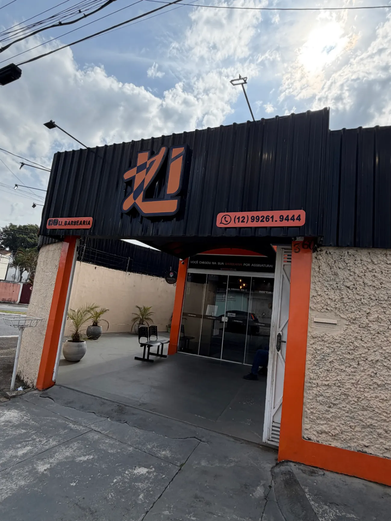 Fachada Li Barbearia
